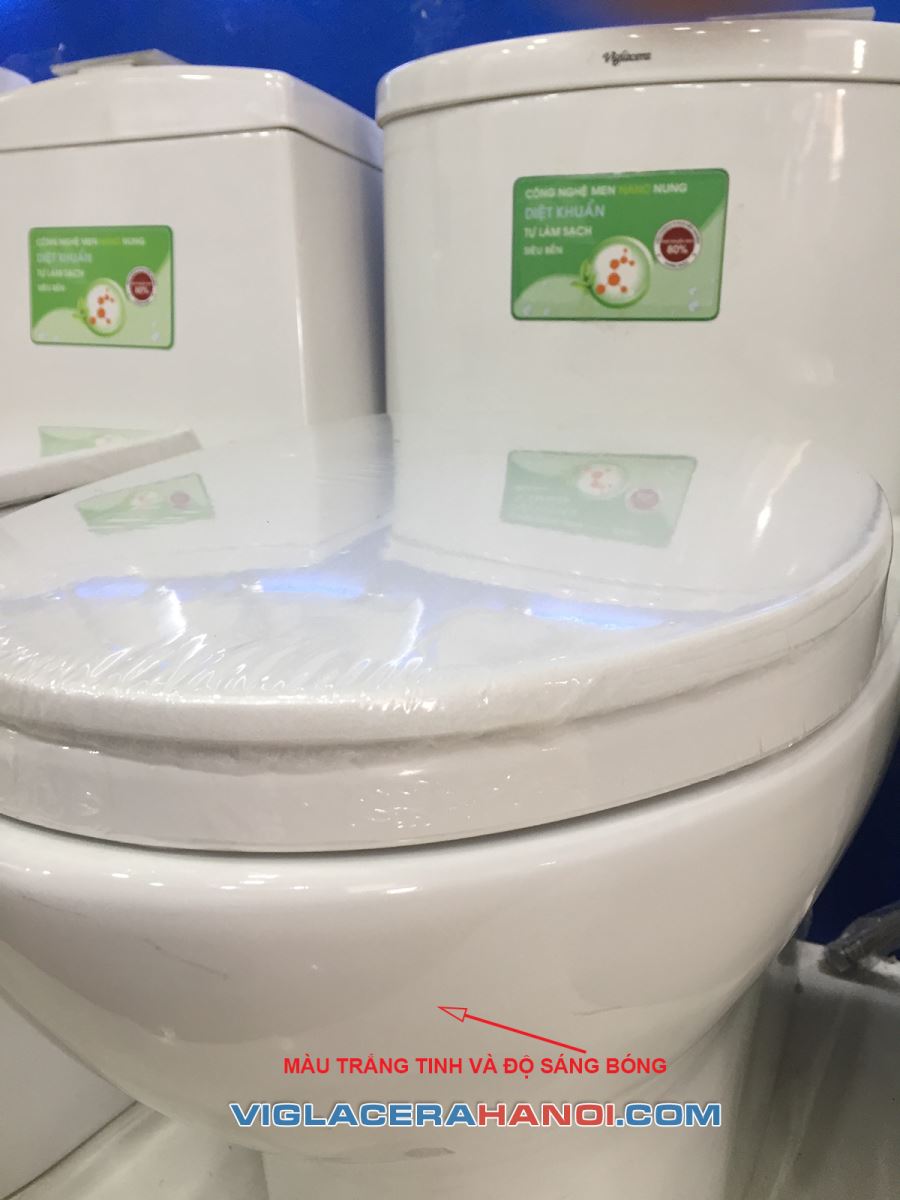 Lớp men bên ngoài bồn cầu màu trắng tinh, sáng bóng Lớp men bên ngoài bồn cầu màu trắng tinh, sáng bóng